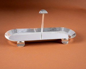 Plateau de service en métal noir thermolaqué avec support central et extrémités arrondies, design élégant pour usage domestique et hôtelier, en gros - Product Image 3