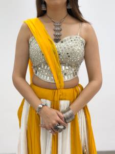 Ensemble Lehenga Choli de mariage très demandé, avec Blouse dorée à motifs miroir Metti, Lehenga en rayonne et Dupatta assorti en Georgette Fox - Product Image 4