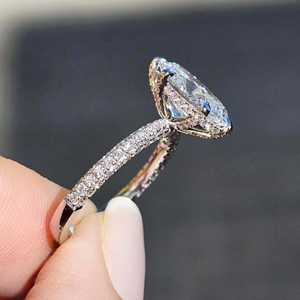 Anillo de Compromiso de Oro de 14K con Halo Oculto Ovalado de 4 CT y Diamantes en el Puente, Certificado por IGI - Product Image 2