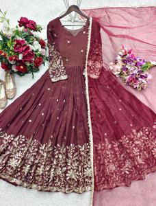 ชุดเดรส Anarkali ผ้าไหมวิชิตรา แต่งลูกไม้ขอบผ้า พร้อมผ้าคลุมไหล่ผ้าเน็ต ทรงกระโปรงบาน รุ่น UW8059-DC - Product Image 3