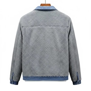 เสื้อแจ็คเก็ตยีนส์ผู้ชายสำหรับฤดูหนาว สีฟ้าอ่อน คอตั้ง มีกระเป๋าหน้าบุขนสัตว์เทียมแบบเป็นมิตรต่อสิ่งแวดล้อม แต่งขอบด้วยขนเฟอร์เทียม อุ่นสบาย - Product Image 3