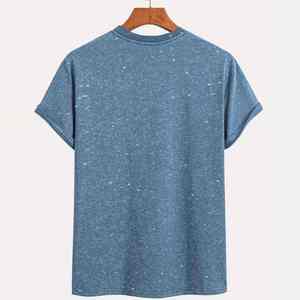 Camiseta con pedrería brillante para un look moderno y llamativo en cualquier momento. - Product Image 2