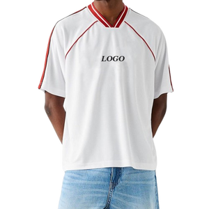 T-shirt blanc à col en V et manches courtes pour homme avec bordure contrastante rouge et logo imprimé sur le devant, coupe décontractée, en polyester tricoté, 2026 - Product Image 1