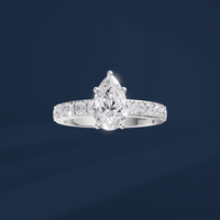 Anillo de Compromiso Clásico con Diamante Cultivado en Laboratorio con Corte Pera en Platino con Halo y Diamantes Laterales para Mujer