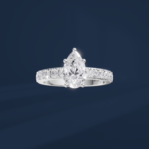 Bague de fiançailles classique en platine avec diamant de laboratoire taille poire, halo et diamants latéraux pour femme - Product Image 2