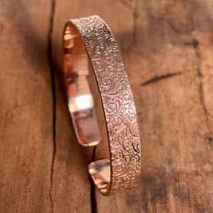 Brazalete de Cobre Vintage Hecho a Mano para Hombre y Mujer, Brazalete Magnético Elegante con Grabado para Alivio del Dolor y Bienestar - Product Image 6