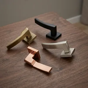 Juego de Manijas Modernas de Latón para Puertas, Acabados Decorativos en Negro Grafito, CP Negro, Oro PVD, Oro Rosa PVD y Negro - Product Image 3
