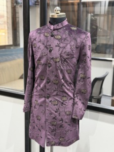Sherwani en soie violette pour homme avec broderie florale, tenue de mariage indienne traditionnelle, coupe régulière, longueur mi-longue - Product Image 4