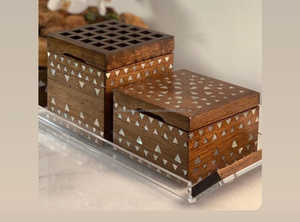 Especiales de United Trade World para Ramadán y Eid Bandeja acrílica con mango de madera Caja de madera y tarros de plástico con quemador Bakhoor - Product Image 4