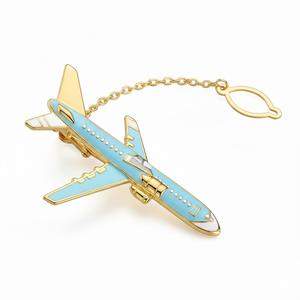 Pinza de corbata personalizada con forma de avión, con cadena, recuerdo promocional de aerolínea. - Product Image 3