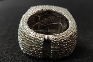 แหวนฮิปฮอปแบบกำหนดเองประดับเพชรโมอิสซาไนต์ทรงคลัสเตอร์ ตัวอักษรย่อ  ทำจากเงินแท้ 925 ชุบโรเดียม  แบบฝังเพชรเต็มวง  สำหรับผู้ชายและผู้หญิง - Product Image 3