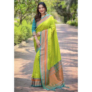 Sari de Seda Paithani Tejido con Zari Butti de Elite Weaves, 1000 Hilos, 0.65g, Verde Loro con Contraste, para Vestir de Noche - Product Image 3