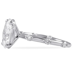 Anillo de Compromiso Vintage Estilo Bambú con Diamante Ovalado de 2 Quilates, Anillo Solitario Apilable de Oro Blanco de 14K de Alta Calidad con Piedras Redondas Decorativas - Product Image 3