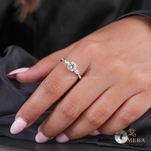 Bague de fiançailles solitaire en or massif sertie de diamants de laboratoire taille ronde et taille poire, avec trois diamants latéraux - Product Image 4