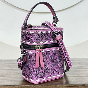 กระเป๋าเครื่องสำอางหนังวัวแท้สีชมพูสไตล์ตะวันตก งานแฮนด์เมดคุณภาพพรีเมียม พร้อมหูหิ้วและสายสะพายไหล่ สำหรับจัดเก็บอุปกรณ์แต่งหน้าสำหรับการเดินทาง - Product Image 4