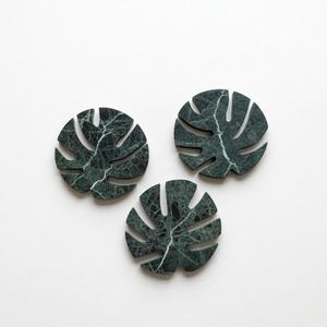 Sous-verres en marbre en forme de feuille verte, antidérapants, pour la maison, lot de 4 |   Sous-verres en pierre naturelle - Product Image 2