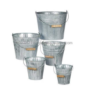 Cubo de maceta galvanizado antiguo con decoración nostálgica hecha para espacios tradicionales de jardín y porche de casa - Product Image 3