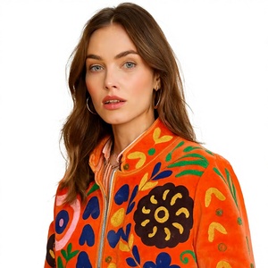 Veste bomber en tricot Suzani faite à la main |   Veste en lin et coton brodée de fleurs indiennes vintage |   Manteau respirant et écologique - Product Image 4