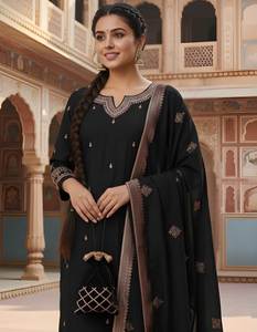 Ensemble Kurta et pantalon en soie romaine brodée noire avec dupatta, col cœur, coupe droite longueur mollet, tenue ethnique pour femme - Product Image 2