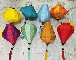 ผู้ผลิตจำหน่ายโคมไฟไหมเวียดนาม โคมไฟไหมโครงไม้ไผ่ โคมไฟไหมตกแต่ง สำหรับให้แสงสว่างในร้านอาหาร - Product Image 4