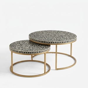 Juego de 2 mesas de centro redondas modernas hechas a mano con incrustaciones de hueso en blanco y negro, con marco de metal dorado para sala de estar. - Product Image 1