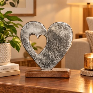 Sculpture de cœur en métal rustique avec base en bois, finition vieillie artisanale, décoration de table, thème de la Saint-Valentin, amour - Product Image 2