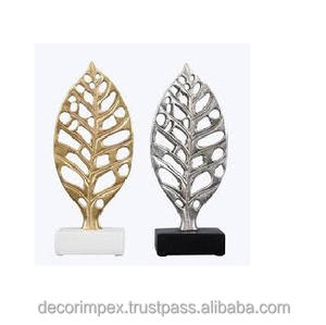 Pure Home and Living, Monstera Leaf Stand Centrrepiece Gold Clean usando parte suave y seca del conjunto. - Product Image 2