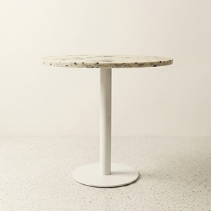 Mesa de Comedor de Plástico Reciclado, Diseño Moderno, Impermeable, Duradera, Ecológica, Apilable, con Marco Metálico, Fácil de Montar, para Exteriores - Product Image 2