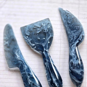 Juego de 3 Cuchillos para Queso de Resina, Hechos a Mano, con Patrón de Mármol Ámbar, Aptos para Lavavajillas y Microondas, Seguros para el Contacto con Alimentos - Product Image 6