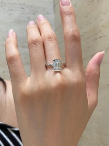 แหวนเพชรทรงเหลี่ยมมรกต 2 กะรัต เพาะเลี้ยงในห้องปฏิบัติการ รับรองโดย IGI สี F ความสะอาด VS+ ทองคำขาว 14K แหวนหมั้นเพชรเม็ดเดี่ยวสำหรับผู้หญิง ของขวัญ - Product Image 4