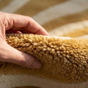 พรมขนสัตว์สีทองหรูหรา ลายแบบนามธรรม รูปทรงอิสระ ทอมือ สำหรับตกแต่งห้องนั่งเล่นและห้องนอนสไตล์ร่วมสมัย - Product Image 5