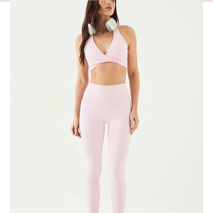 Ensemble de yoga personnalisé en nylon et élasthanne ultra-extensible, avec soutien-gorge de sport à col en V et torsion avant, et leggings moulants, pour l'entraînement féminin, ensemble 2 pièces sexy - Product Image 5