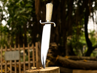 Couteau Bowie artisanal pour le cinéma, lame en acier carbone 1095, manche en os, avec étui en cuir