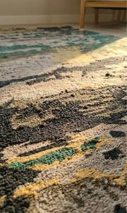 Alfombra Moderna Abstracta de Lana Antideslizante Hecha a Mano con Textura Pintada y Desgastada en Verde Azulado, Dorado y Carbón - Product Image 6