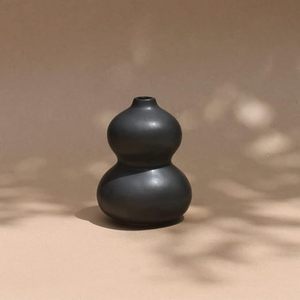Vase de table en céramique noire émaillée mate, fait main, moderne et minimaliste, pour la décoration de la maison et des mariages, étanche - Product Image 4