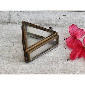 Chaque détail de cette boîte à bijoux en métal et en verre reflète une artisanat de qualité et un goût raffiné. - Product Image 3