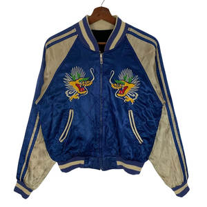 Veste Sukajan élégante brodée avec col montant, logo frontal, écologique et respirante, streetwear d'hiver, tissu satiné lisse - Product Image 1