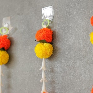 Guirlandes de fleurs artificielles de jasmin blanc avec des fleurs de souci orange et jaunes pour la décoration de mariage indien et les festivals - Product Image 5