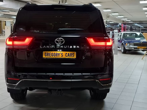 Toyota Land Cruiser LC300 Edición 70 Aniversario TZ Versión EU – SUV 4x4 de Lujo, Listo para Exportación - Product Image 6