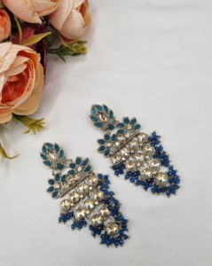 Boucles d'oreilles pendantes multicouches à motif floral personnalisé avec perles, bijoux fantaisie finition or antique pour femmes, fabricants - Product Image 3