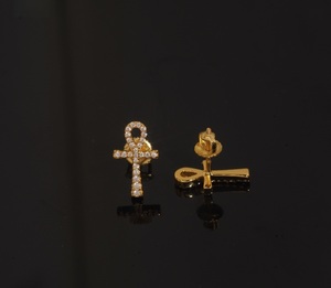 Boucles d'oreilles clous Ankh dorées avec sertissage à griffes de diamant rond, bijoux classiques unisexes pour usage quotidien - Product Image 2