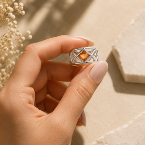 Anillo de Plata de Ley 925 con Citrino de Valore Jewels para Mujer - Diseño Moderno con Bisel Cuadrado y Banda Geométrica Recortada - Product Image 4