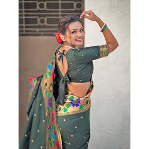 Sari en soie Paithani vert bouteille à large bordure, tissé avec des fils Zari, vêtements indiens et pakistanais - Product Image 2