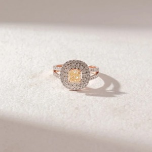 Bague de fiançailles en or rose 14 carats avec diamant de laboratoire jaune fantaisie taille coussin 0,71 carat, double halo, pavé, personnalisable, OEM, vente en gros - Product Image 3