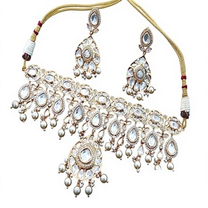 Conjunto de collar y aretes Kundan con moissanita de aspecto chapado en oro de la mejor calidad tradicional, para bodas indias, colección para mujeres. - Product Image 1