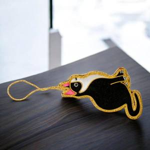 Ornement suspendu artisanal en forme de chat Zari |   Décoration murale et à suspendre à la porte |   Perles indiennes traditionnelles, artisanat du tissu et du fil - Product Image 3