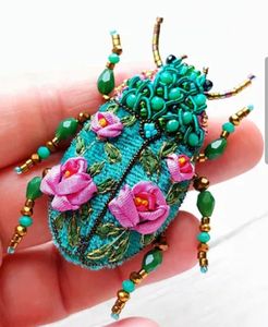 Broche de Lujo Hecho a Mano con Bordado y Cuentas para la Moda Elegante de la Mujer - Product Image 2