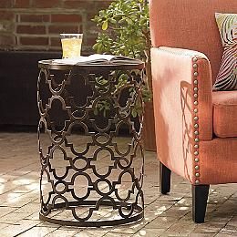 Hermosa mesa auxiliar de metal que realza las esquinas con un toque sofisticado y una construcción duradera - Product Image 3