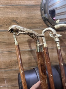 Bâtons de marche rustiques modernes en bois naturel écologique avec poignée en laiton poli, idéaux pour les cadeaux - Product Image 3