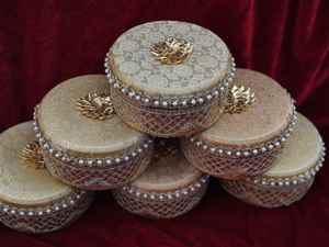 Boîte à Laddu en Brocart avec Fleur Gota en Acier Inoxydable – Vente en Gros |   Faveur de mariage indienne, punjabi, pakistanaise |   Boîte de fruits secs 250g, 500g - Product Image 6